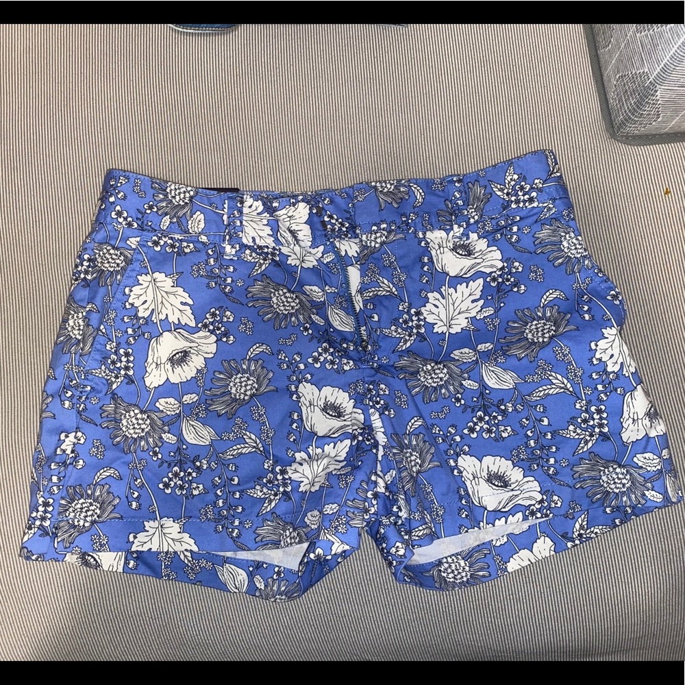 NWT Gap khaki blue flower shorts
